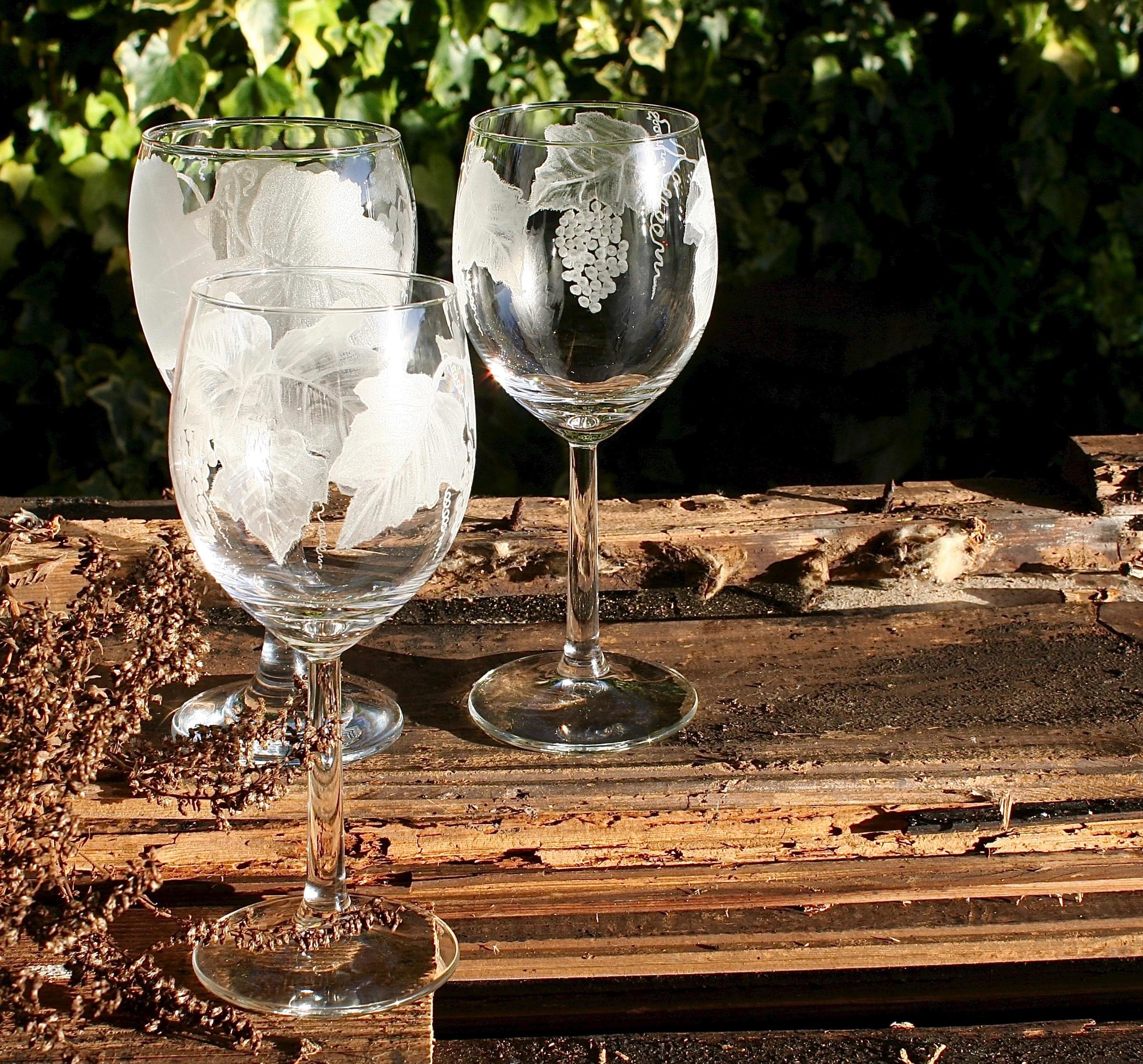 Hand engraved wine glass - grapes and vine leaf design - Image 2
